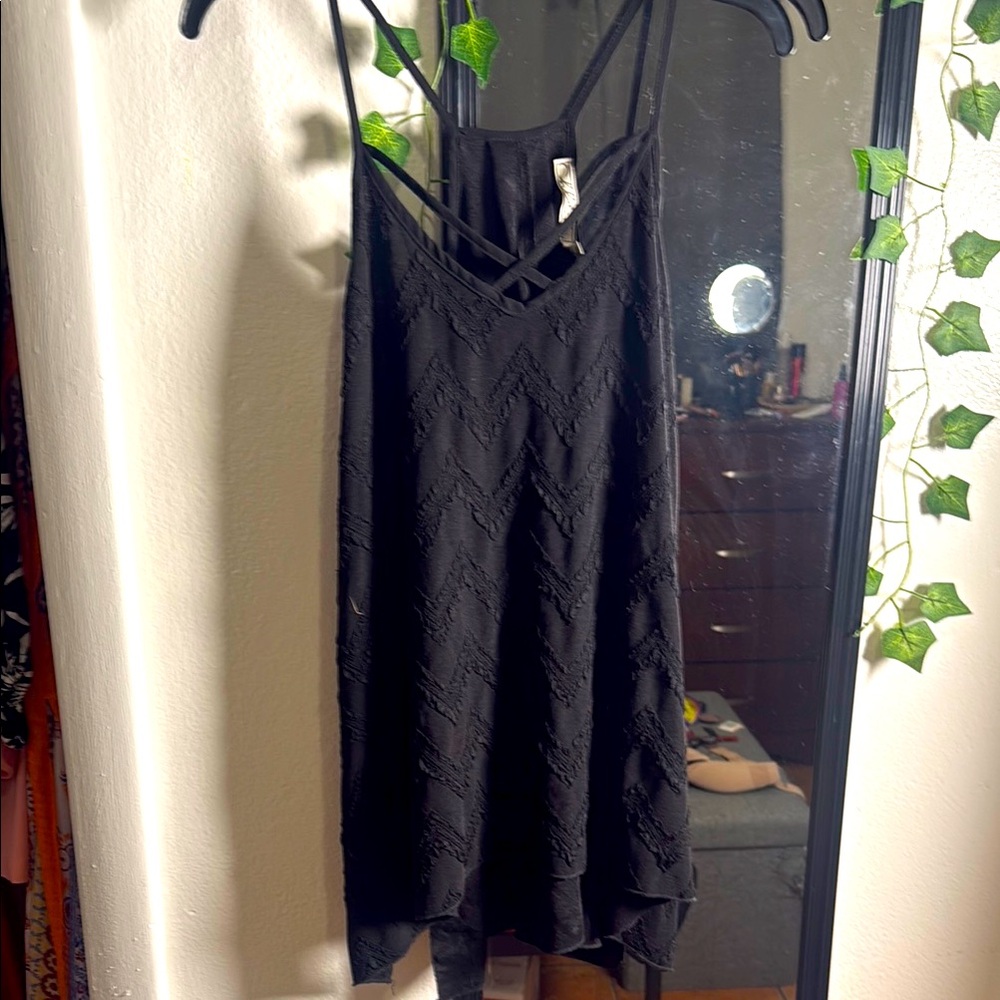 ✨ Chloe K Black Crisscross Spaghetti Strap Top – Size M – Summer-Ready Chic! ✨